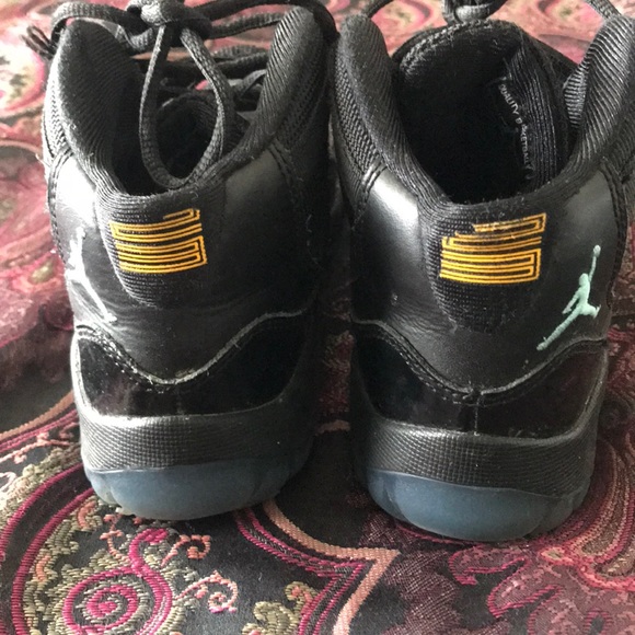 Boys Jordan shoes - Picture 3 of 5